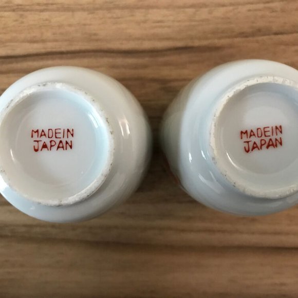 Set Of Two Japanese Made In Japan White Blossom Gilded Tea Sake Cup. - Picture 4 of 4